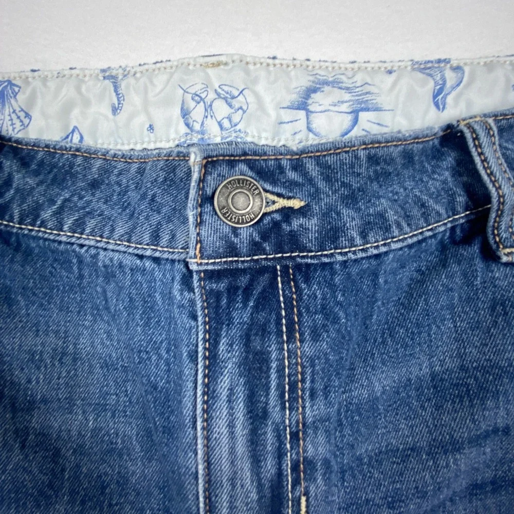 Hollister Low-Rise Baggy Denim Shorts Medium Wash Cut Off Frayed Hem Size 18 W34